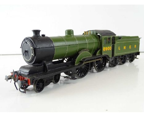 A kit built finescale O Gauge class D16 4-4-0 steam locomotive in LNER green livery - named Claud Hamilton - VG presented in 