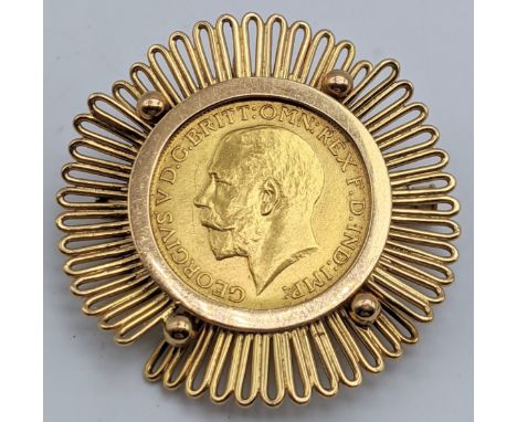 A 1912 George V gold sovereign within an 18ct yellow gold mount, marked 750 to clasp, total item weight 19g