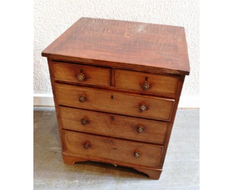 MAHOGANY CHEST OF TWO SHORT OVER THREE LONG GRADUATING DRAWERS, of small proportion, and raised on splayed bracket feet, 68cm