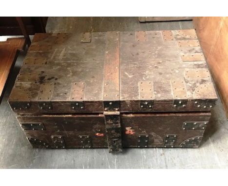 AN OAK SILVER CHEST, with metal mounts and carrying handles to each side, the hinged top opening to reveal a green velvet lin