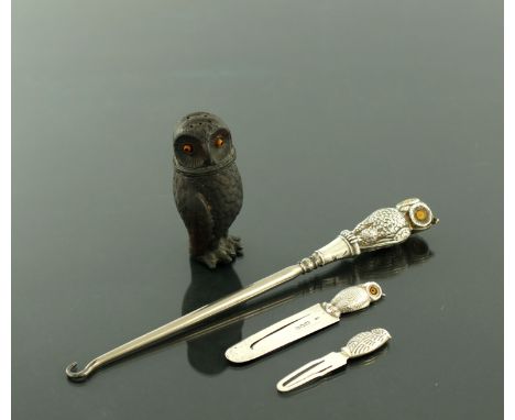 Sampson Mordan &amp; Co, a late Victorian silver bookmark, owl finial with glass eyes, London 1896, 0.29ozt, together with a 