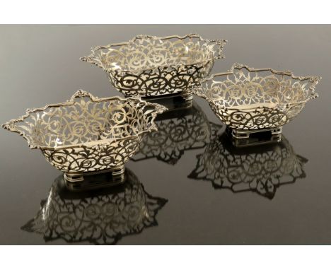 A set of three Edwardian silver reticulated dishes, William Comyns, London 1906/07, each of rectangular section boat form, fr