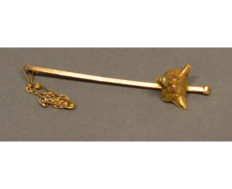 An 18 Carat Gold Foxes Head With Ruby Eyes mounted on a 15 carat gold bar, 8.4 grammes 