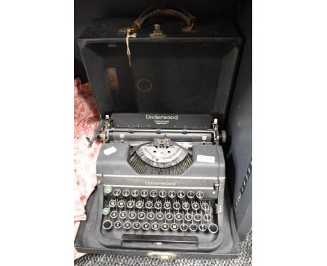 A vintage Underwood Universal typewriter in case.Condition report: This lot appears to be in good condition mechanically and 
