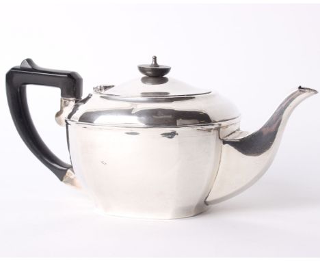 A silver teapot Kemp Bros, London, 1939 15ozt 