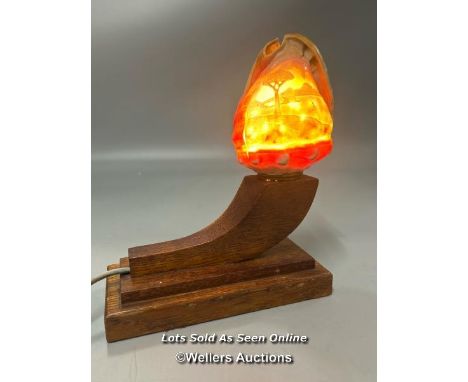 Carved shell lampshade on wooden lamp base, 23cm high, 18.5cm long / AN8