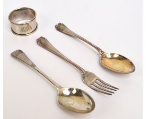 A cased George V hallmarked silver two piece christening set comprising an Old English pattern spoon and a circular napkin ri