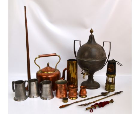 A quantity of metalware to include a copper and brass detailed kettle, a section of a hunting horn, group of pewter mugs, a t