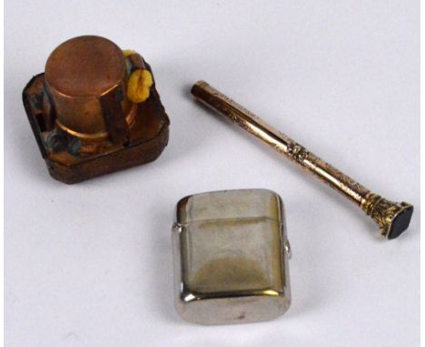 A Victorian propelling pen/pencil with bloodstone cap contained within a shaped case, and two travelling inkwells (3). CONDIT
