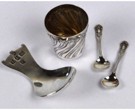 An Elizabeth II hallmarked silver tea caddy spoon with beaten decoration, London 1977, length 7cm, a small Continental silver