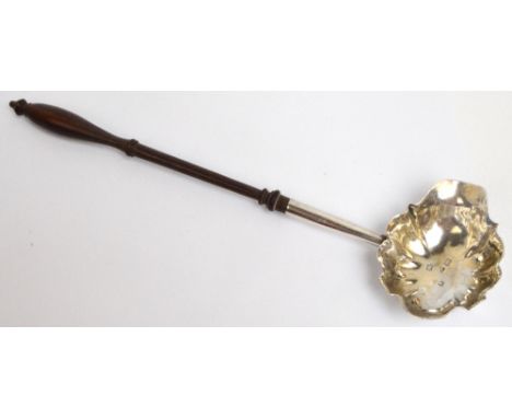 A George III hallmarked silver silver toddy ladle with shaped oval single lipped bowl and tapering stem with turned wooden ha