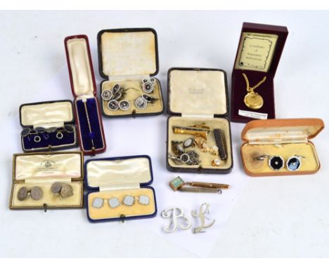 A small quantity of jewellery including a 9ct yellow gold cigar piercer with gold box chain enclosing a folded £1 note, gold 