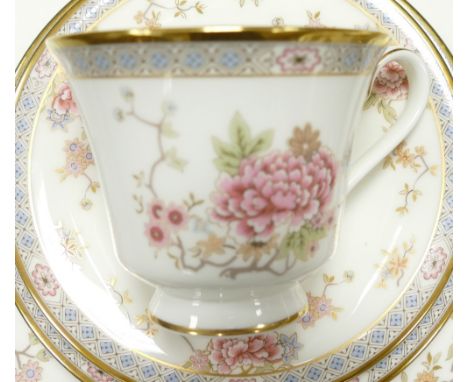 Extensive Royal Doulton Canton patterned dinner service to include - 1 x 18cm cake plate, 1 x 28cm oblong platter, 6 x 20.5cm