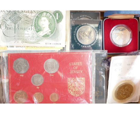 Group of coins including 300 appx uncirculated 1d QEII pennies 1964 &amp; 1965, 12 cu ni commemorative crowns, 4 x UK £5 coin