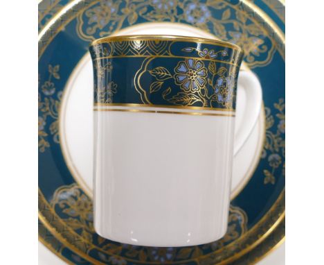 Extensive Royal Doulton Carlyle patterned dinner service to include 2 x 28cm cake plates, 1 x 34cm oval platters, 1 x 29cm fr