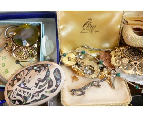 Outstanding large job lot of assorted costume jewellery of varying ages and types. Some un-hallmarked pieces may or may not b