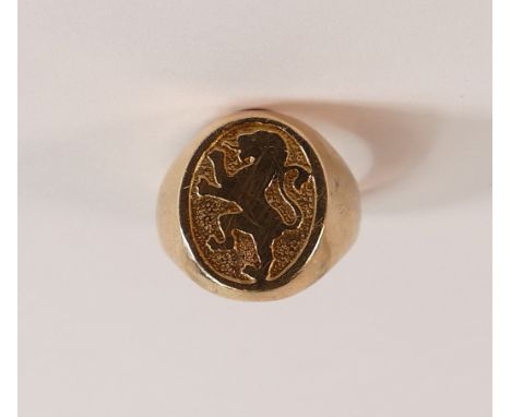 9ct gold hallmarked gents dress ring with standing lion motif, ring size R / S.  Weight 8.52g. 