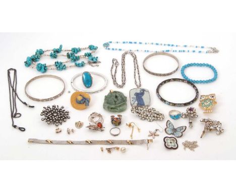 A quantity of costume jewellery, to include a jade pendant, silver, turquoise, brooches, etc.