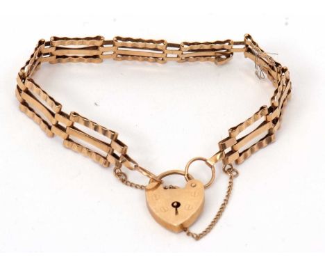 A 9ct gate bracelet, with links stamped 375, jump rings stamped 375 and padlock clasp hallmarked London 1973, 16.5cm long, 7.