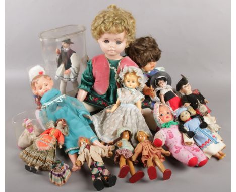 A collection of vintage dolls. Rosebud Mattel doll, Vintage peg dolls, Russian dolls, Evergreen etc  