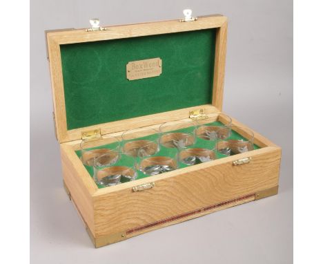 A set of eight etched glass hunting glasses in an oak presentation box with brass edges. Box H:9cm W:24cm D: 14cm.  