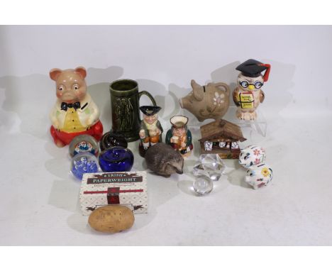 Poole, Arthur Wood, Other - A mixed lot of glassware and ceramics - Lot includes a Poole stoneware hedgehog. Arthur Wood Tudo