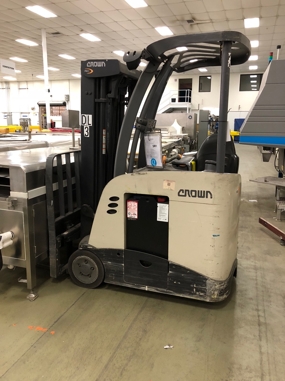 Crown Crown electric standup forklift model 5500 series, S/N 1A410913