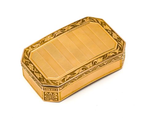 A GERMAN GOLD SNUFF BOX, MAKER~S MARK CROWNED (F?)C IN A LOZENGE, HANAU, CIRCA 1800 canted rectangular pocket fitting form, w
