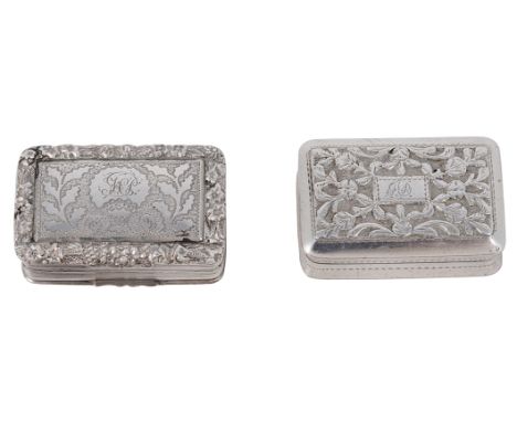A GEORGE IV SILVER VINAIGRETTE, WILLIAM SIMPSON, BIRMINGHAM, 1827 rectangular, lid with raised leafage on a hatched ground su