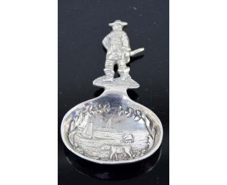 Silver caddy spoon with cavalier solider formed handled, import marks for London 1907, 7 cm long, 13 gr. 