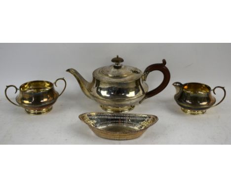 George V silver three piece tea service, and a pierced silver oval dish, Birmingham, 1931, gross weight 16oz, 499g,