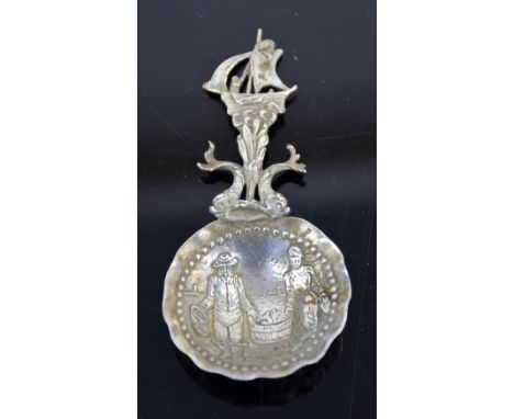 Continental silver caddy spoon with handle formed with sea serpents and a boat, 31 gr. 