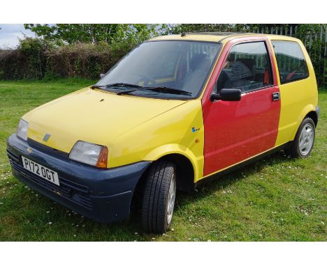 The Inbetweeners (Channel 4 Sitcom) - Fiat Cinquecento Hawaii - 1996 - P172 OGT - yellow, with red passenger side door. Fitte