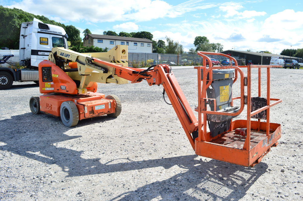 JLG E400AJP Narrow 40 ft battery electric articulated boom lift Year ...