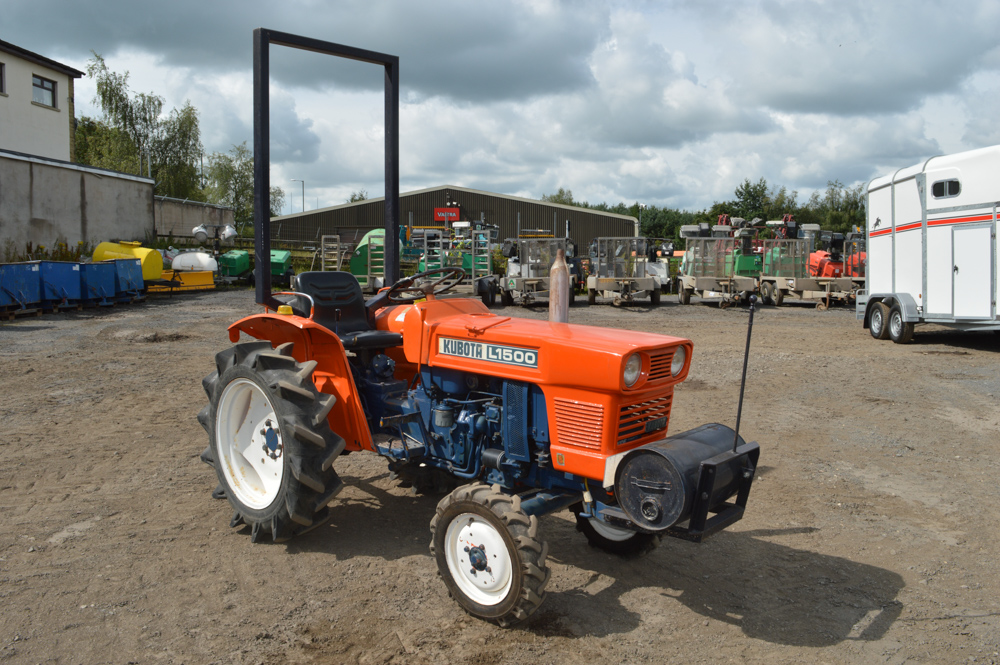 Kubota L1500 4 wheel drive compact tractor S/N 54142 C/W front weight
