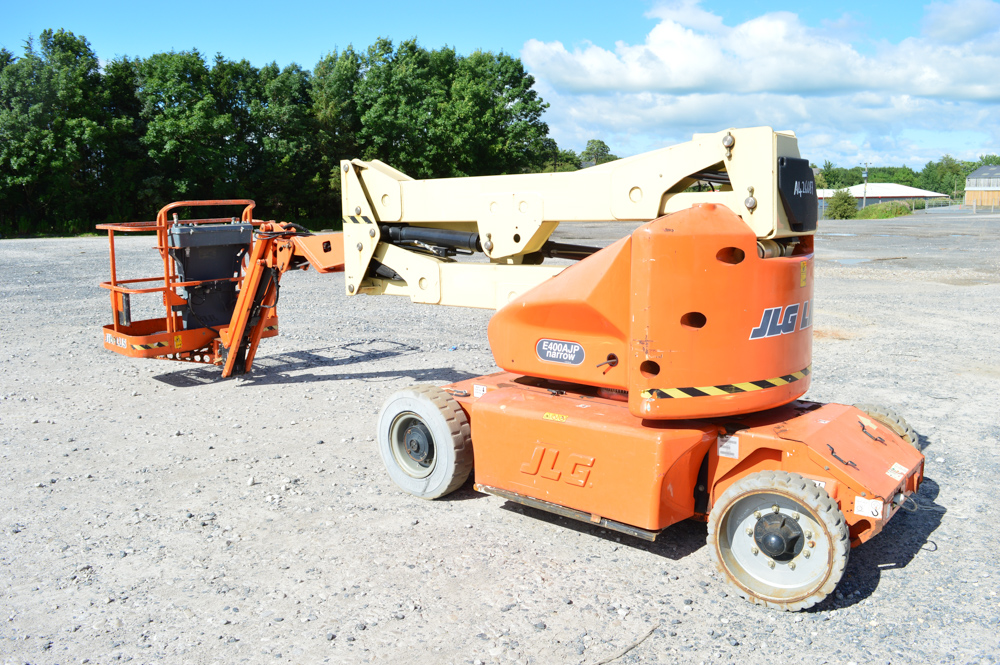 JLG E400AJP Narrow 40 ft battery electric articulated boom lift Year