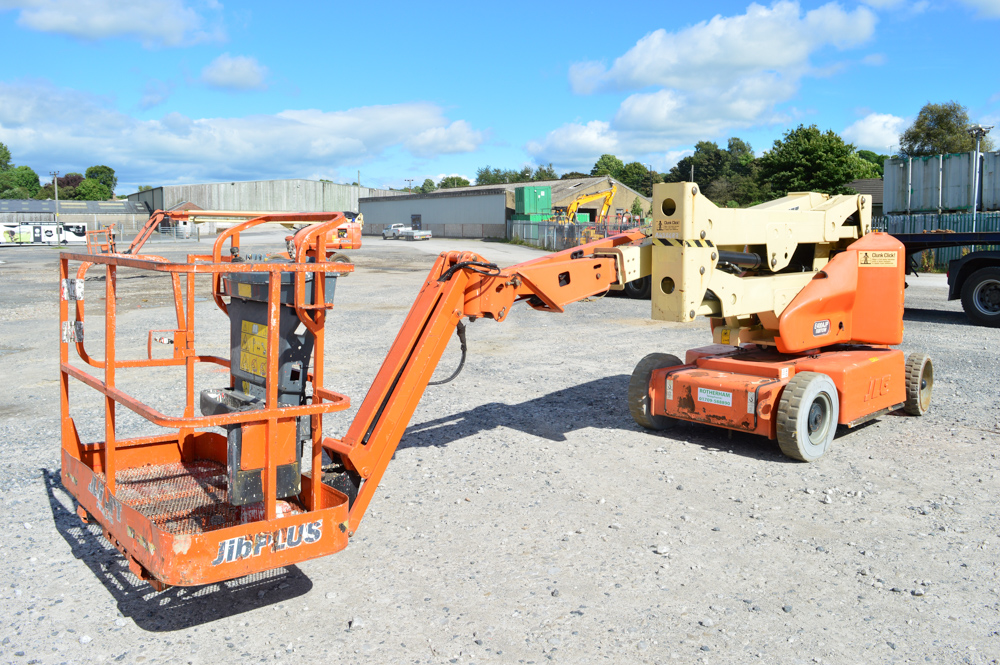 JLG E400AJP Narrow 40 ft battery electric articulated boom lift Year