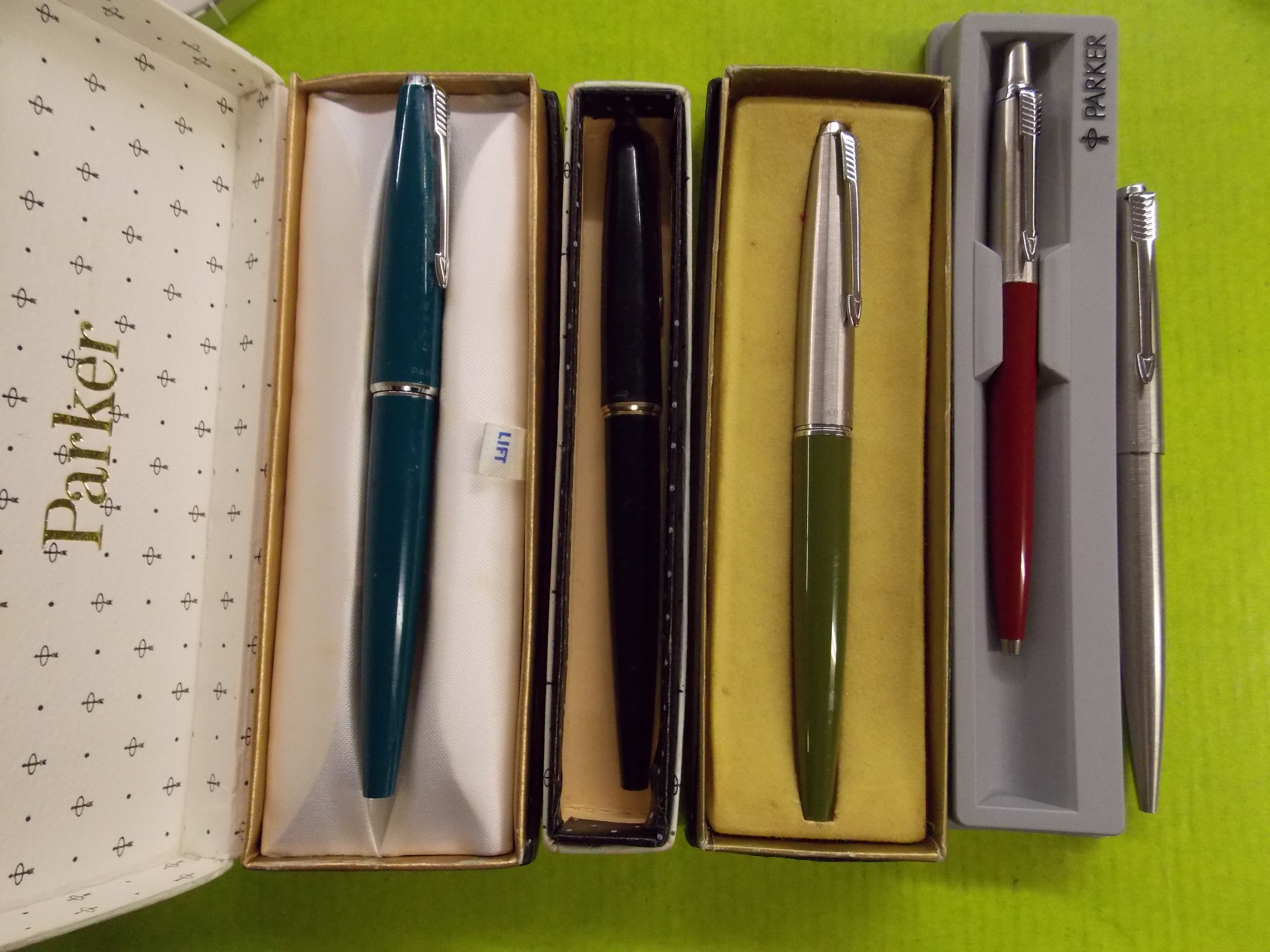 THREE BOXED PARKER VINTAGE INK PENS AND TWO BALLPOINT PENS