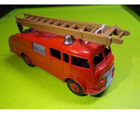 DINKY TOYS - FIRE ENGINE (555) RED