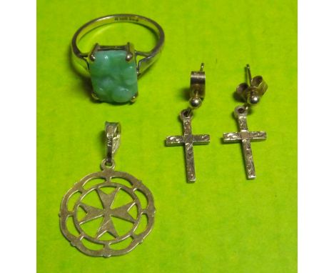 9CT GOLD AND JADE RING SIZE L, 2.5g APPROX, PAIR OF ENGRAVED 9CT GOLD CROSS EARRINGS AND A 9CT GOLD MALTESE CROSS PENDANT 2g 