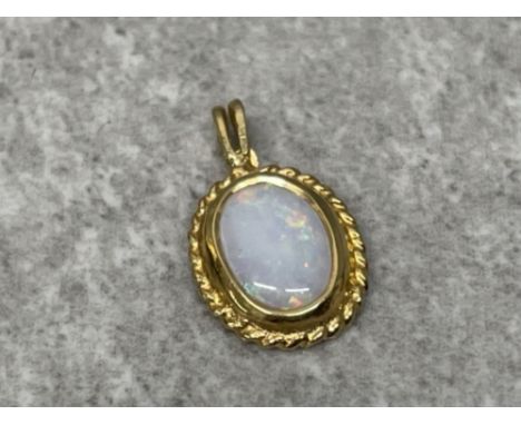 9ct gold oval opal pendant 0.4g