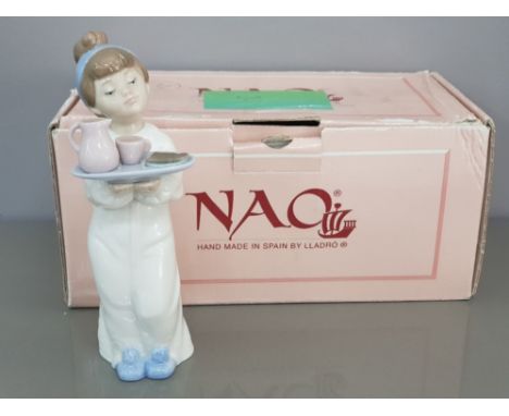 Nao by lladro figure 1320 breakfast in bed with original box