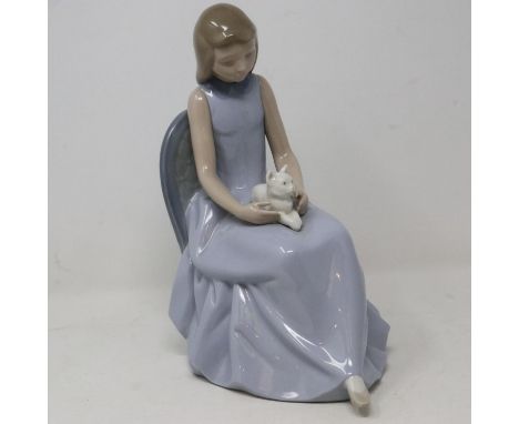 Nao figurine of a seated girl and a cat, no cracks or chips, H: 25 cm. UK P&amp;P Group 2 (£20+VAT for the first lot and £4+V