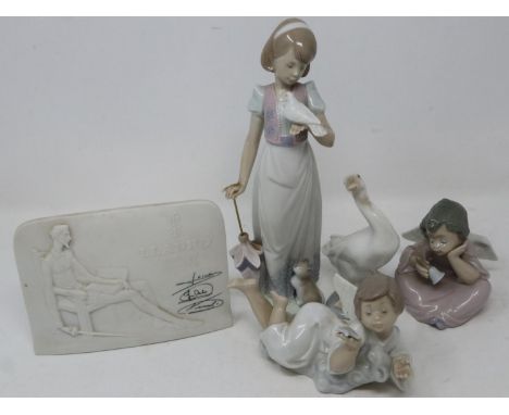 Four mixed Lladro figurines and a Lladro Collectors Society ceramic plaque (5), no chips or cracks, largest H: 22 cm. UK P&am