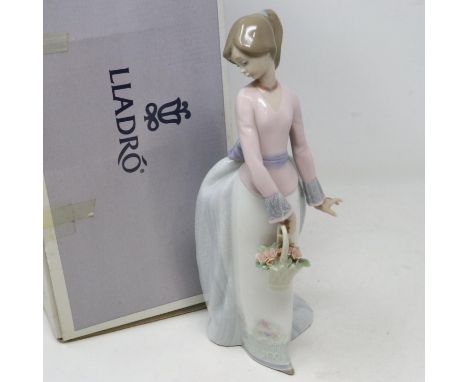 Lladro figurine, Basket of Love 7622, small losses to flowers, boxed, H: 24 cm. UK P&amp;P Group 3 (£30+VAT for the first lot