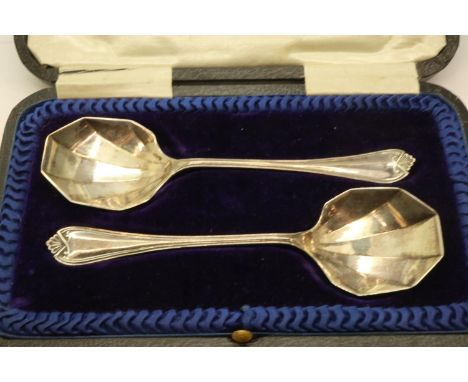 Pair of hallmarked silver spoons, cased, 36g. UK P&amp;P Group 1 (£16+VAT for the first lot and £2+VAT for subsequent lots) 