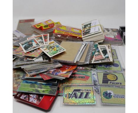 Quantity of mixed American sports cards. UK P&amp;P Group 2 (£20+VAT for the first lot and £4+VAT for subsequent lots) 