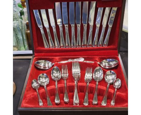 Oneida six piece silver plated cutlery set in a mahogany canteen, complete. UK P&amp;P Group 3 (£30+VAT for the first lot and