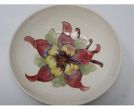 Moorcroft footed bowl in the Columbine pattern, no cracks or chips, D: 14 cm. UK P&amp;P Group 1 (£16+VAT for the first lot a