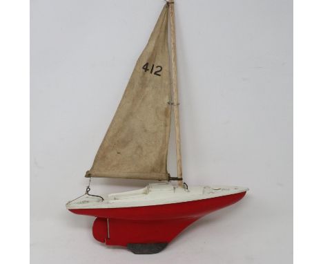 Triang pond yacht with sail, H: 43 cm. UK P&amp;P Group 3 (£30+VAT for the first lot and £8+VAT for subsequent lots) 